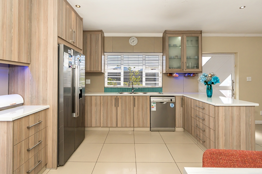4 Bedroom Property for Sale in Grassy Park Western Cape